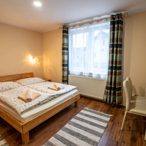 Pokoj s koupelnou s manželskou postelí na poschodí