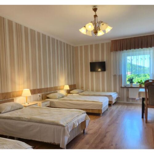 Pokój 4-osobowy na poddaszu na parterze