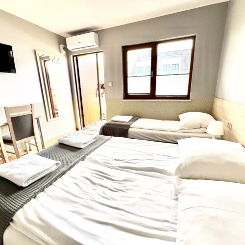 Poolseite Familie Dreibettzimmer