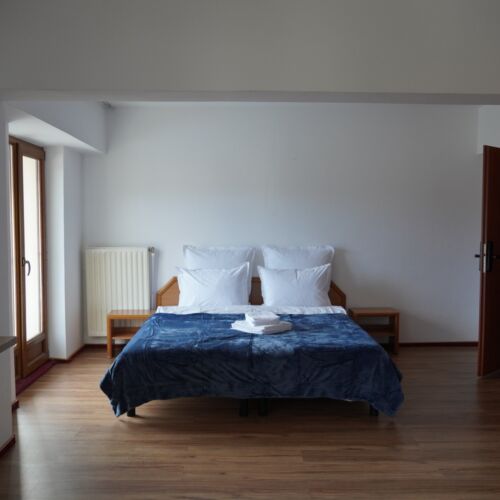 Camera cvadrupla la etaj cu vedere spre munte