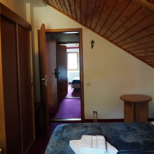 Apartament mansardă cu vedere spre munte cu 2 camere pentru 4 pers.