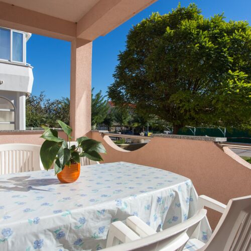 Apartament classic la parter cu 2 camere pentru 4 pers. (se poate solicita pat suplimentar)