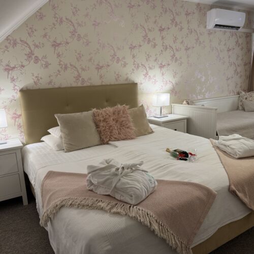 Camera tripla la etaj la parter