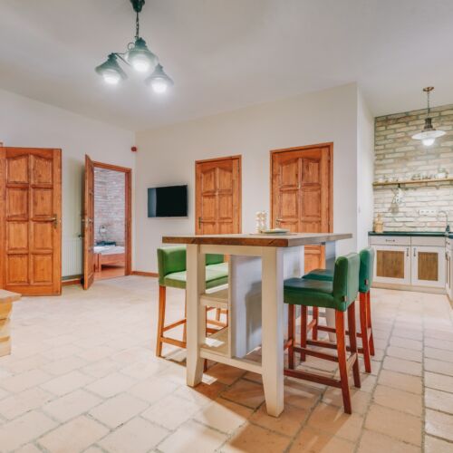 Apartament la parter cu vedere spre parc cu 3 camere pentru 6 pers.