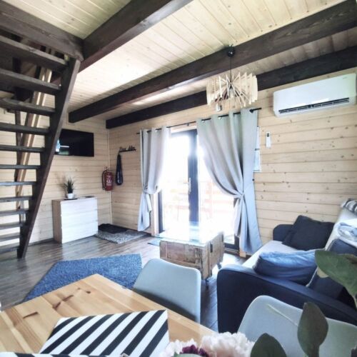 Cabană întreaga unitate cu vedere spre munte pentru 8 pers. (se inchirieaza doar integral)