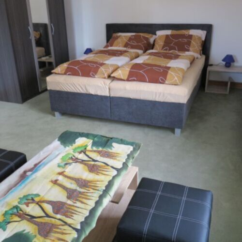 3-Room Apartment for 6 Persons with Bathtub and Shared Kitchenette