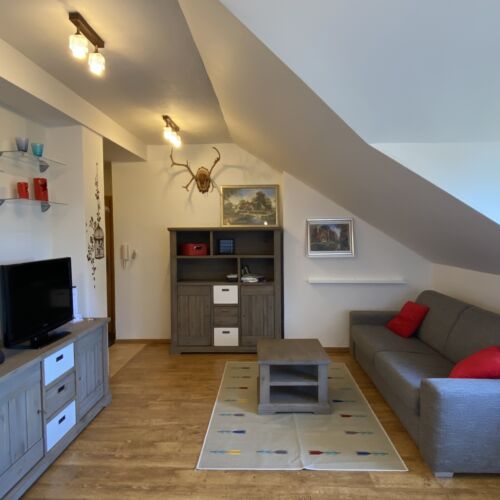 Apartament 4-osobowy na poddaszu z balkonem z 2 pomieszczeniami sypialnianymi (możliwa dostawka)