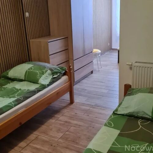 Pokój 4-osobowy ze wspólnym aneksem kuchennym kabina sypialna (możliwa dostawka)