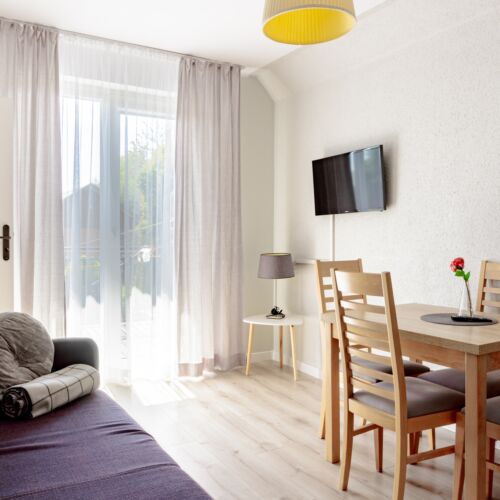 Apartament 4-osobowy na parterze z balkonem z 2 pomieszczeniami sypialnianymi