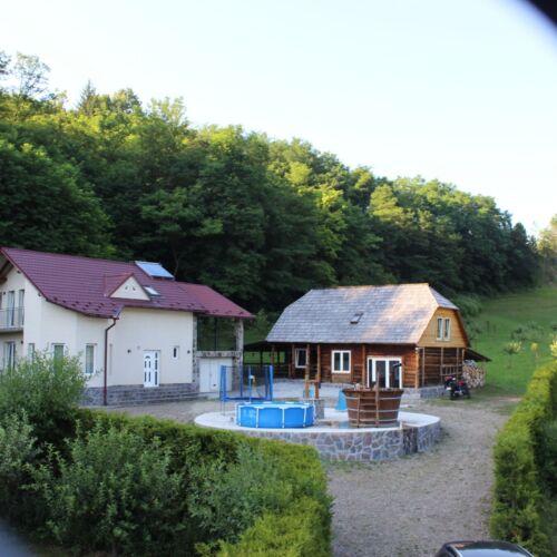 Cabană pentru 6 pers. (se inchirieaza doar integral)