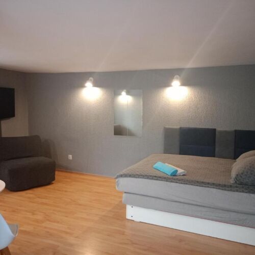 Pokoj s manželskou postelí