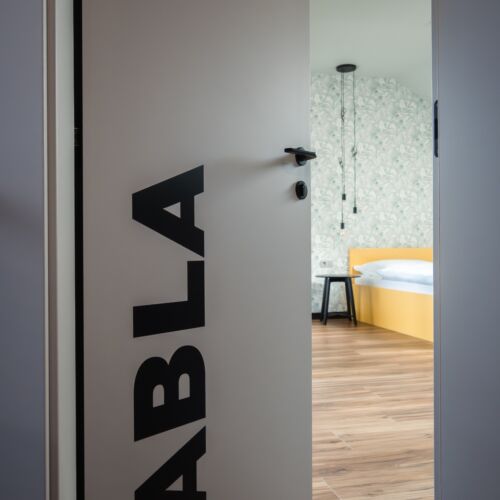 Premium Izba s balkónom s manželskou posteľou
