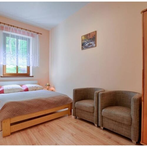 Apartman pro 3 os. se 2 ložnicemi s výhledem na hory na poschodí