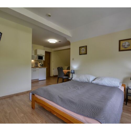 Apartman pro 3 os. s 1 ložnicí s výhledem na hory na poschodí