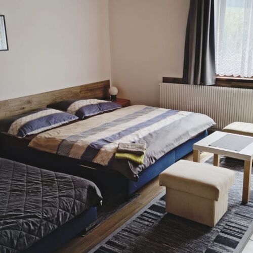 Apartman s vlastní kuchyňkou s privátní koupelnou mimo pokoj pro 4 os. s 1 ložnicí (s možností přistýlky)