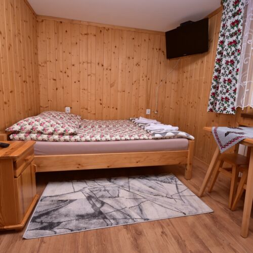 Pokój 3-osobowy z łazienką z widokiem na ogród