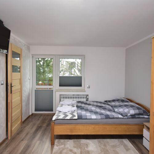 Pokój 4-osobowy z łazienką z widokiem na ogród