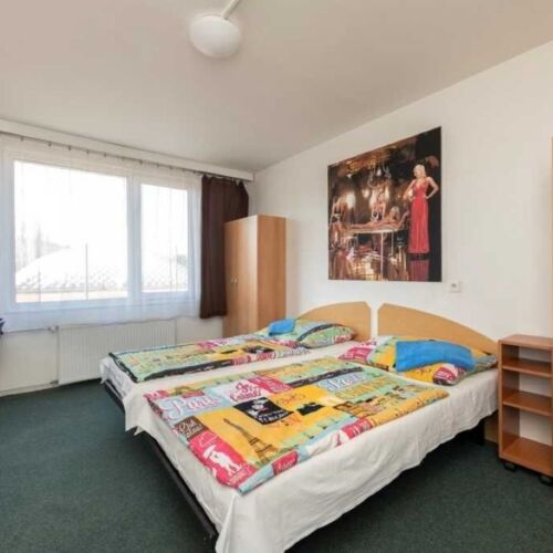 Pokoj se sprchou tV s plochou obrazovkou pro 2 os.