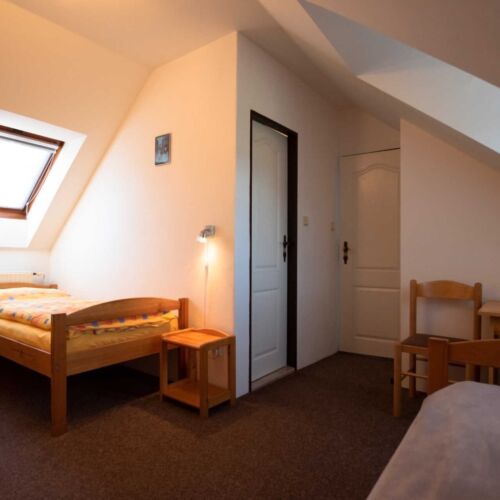 Camera tripla la mansardă cu baie