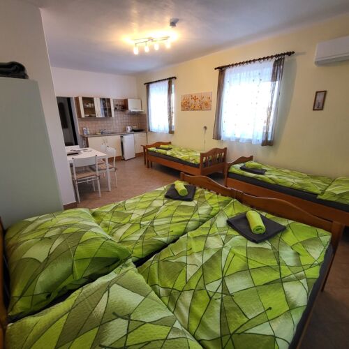 Camera cvadrupla la parter cu baie