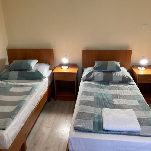 Camera twin la etaj accesibil(ă) persoanelor cu dizabilități