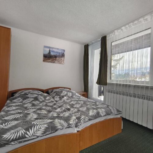 Dreibettzimmer mit Aussicht auf die Berge