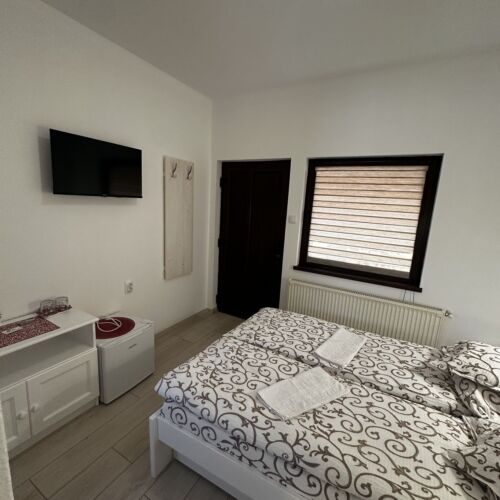 Camera tripla cu baie cu aer condiționat