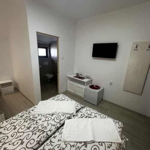 Camera tripla cu baie cu aer condiționat