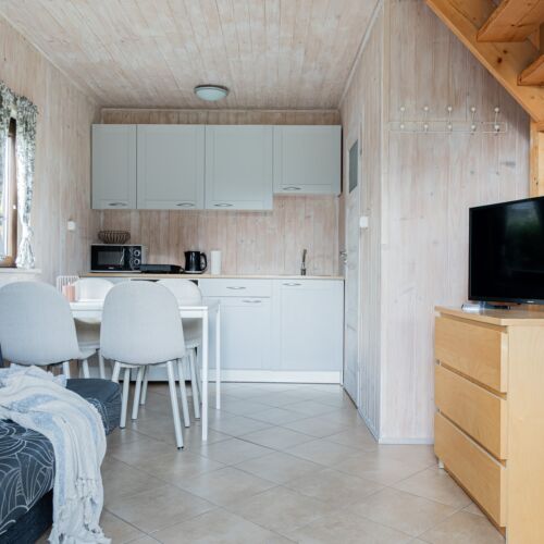 Domek drewniany 6-osobowy z aneksem kuchennym z widokiem na ogród