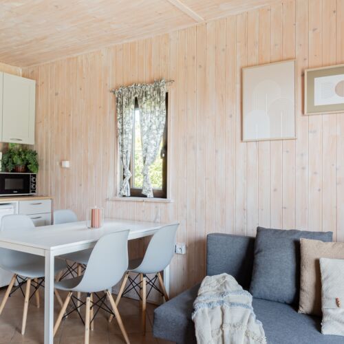 Domek drewniany 6-osobowy z aneksem kuchennym z widokiem na ogród