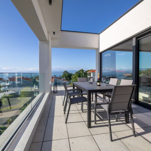 Apartament lux cu vedere spre mare cu 3 camere pentru 6 pers. (se poate solicita pat suplimentar)