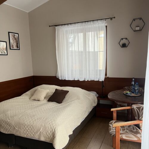 Camera twin cu baie cu chicinetă proprie