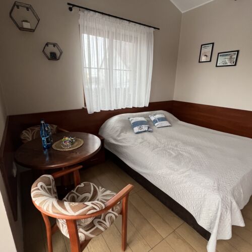 Camera twin lux cu chicinetă proprie