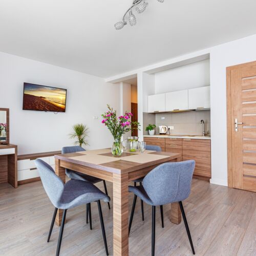 Apartament 4-osobowy z balkonem z aneksem kuchennym z 2 pomieszczeniami sypialnianymi