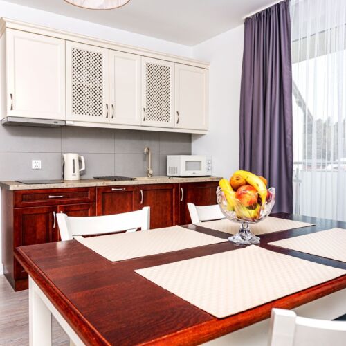 Apartament 4-osobowy z balkonem z aneksem kuchennym z 2 pomieszczeniami sypialnianymi