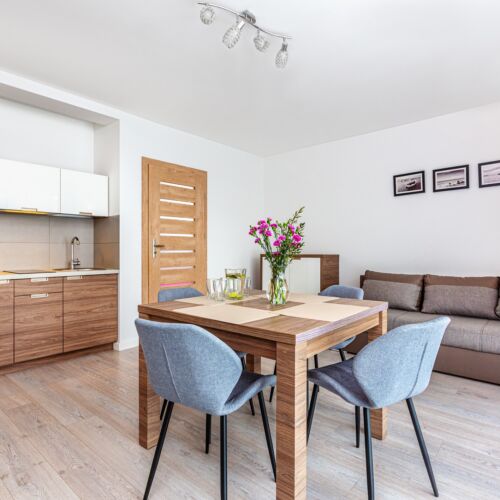 Apartament 4-osobowy z balkonem z aneksem kuchennym z 2 pomieszczeniami sypialnianymi