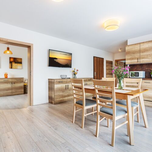 Apartament 6-osobowy z balkonem z aneksem kuchennym z 3 pomieszczeniami sypialnianymi