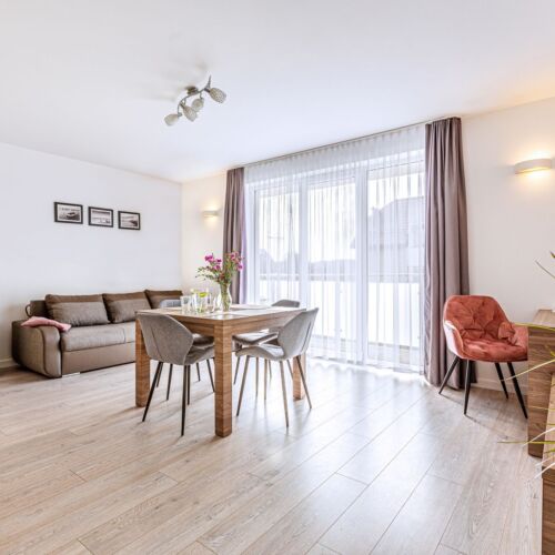 Apartament 4-osobowy z balkonem z aneksem kuchennym z 2 pomieszczeniami sypialnianymi