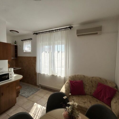 Apartman s klimatizací s manželskou postelí s 1 ložnicí na poschodí