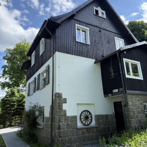 Mountain View Family Villa for 17 Persons