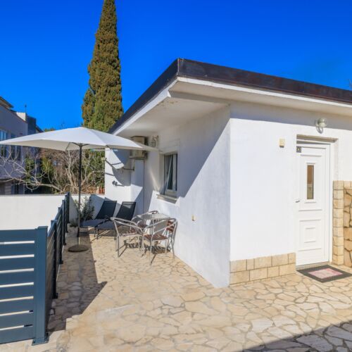 Na strani bazena Klimatiziran apartman za 2 osoba(e) sa 1 spavaće(om) sobe(om)