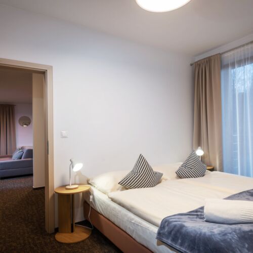 Rodinný Apartman pro 6 os. se 3 ložnicemi na poschodí