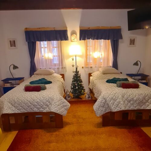 Whole House Gold Farmhouse for 4 Persons