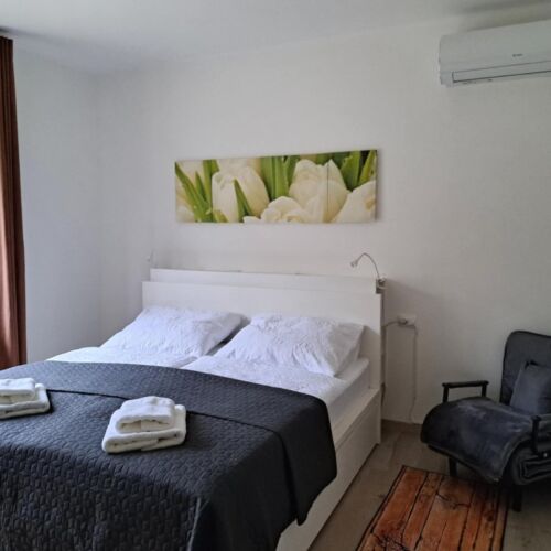 Garden View Ground Floor 1-Room Apartment for 2 Persons (extra bed available)