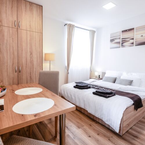 Upstairs 1-Room Apartment for 2 Persons with Own Kitchen