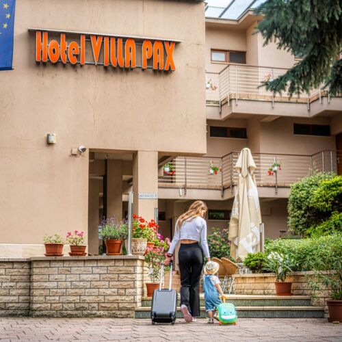 Whole House Exclusive House for 44 Persons