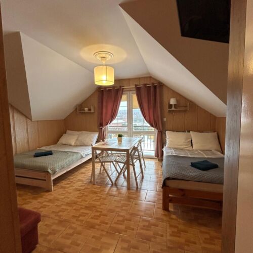 Vierbettzimmer Obergeschoss mit Aussicht auf den Garten