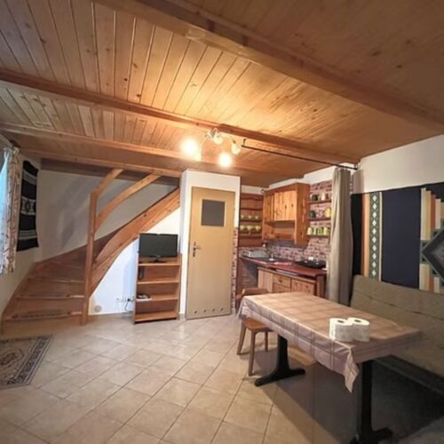 Garden View Whole House Holiday Home for 5 Persons