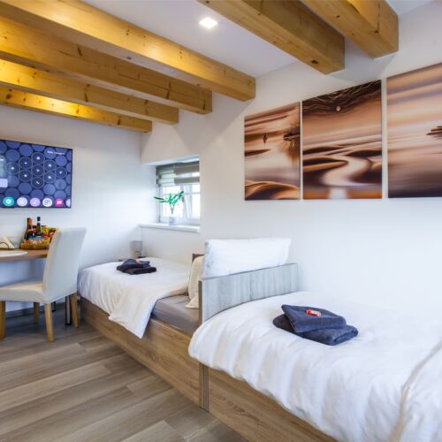 Upstairs 1-Room Apartment for 2 Persons with Own Kitchen