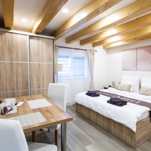 Upstairs 1-Room Apartment for 2 Persons with Own Kitchen